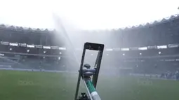 Suasana penyiraman rumput di SUGBK, Senayan, Jakarta, Selasa (8/8/2017). SUGBK menggunakan rumput jenis Zoysia matrella yang merupakan rumput standar FIFA untuk stadion bertaraf internasional. (Bola.com/M Iqbal Ichsan)