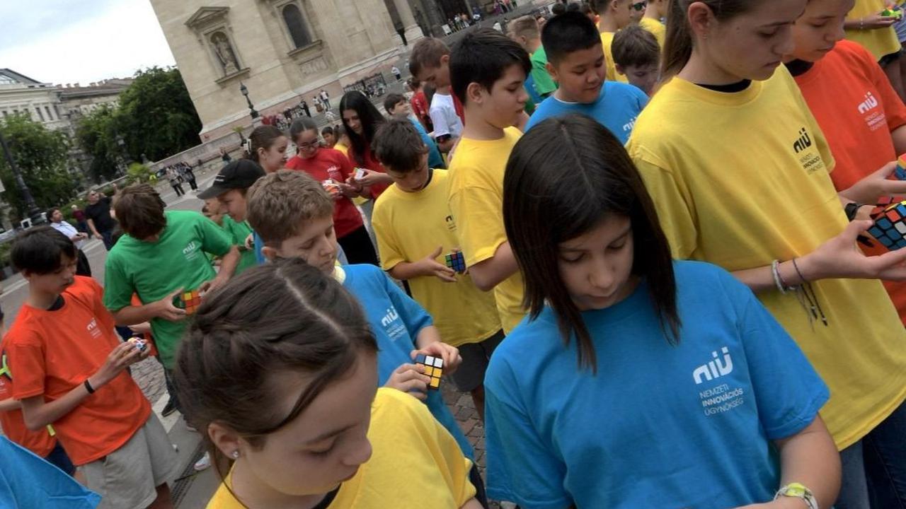 Kubus Rubik pertama kali diciptakan pada tahun 1974 oleh Erno Rubik, seorang profesor arsitektur asal Hungaria. Foto: Ferenc ISZA / AFP<br>