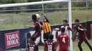 Kiper UIN Alauddin, Zaenal, berusaha menangkap bola saat melawan Universitas Negeri Makassar (UNM) pada laga Torabika Campus Cup 2017 di Stadion UNM, Makassar, Rabu, (18/10/2017). UNM menang 1-0 atas UIN Alauddin. (Bola.com/M Iqbal Ichsan)