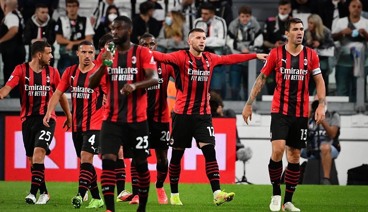 AC Milan memupuskan kemenangan tuan rumah, setelah Ante Rebic (kanan kedua) sukses membobol gawang Juventus. Rebic sukses mengkonversi umpan sepak pojok Sandro Tonali untuk menyamakan kedudukan menjadi satu sama dan bertahan hingga akhir laga. (AFP/Isabella Bonotto)