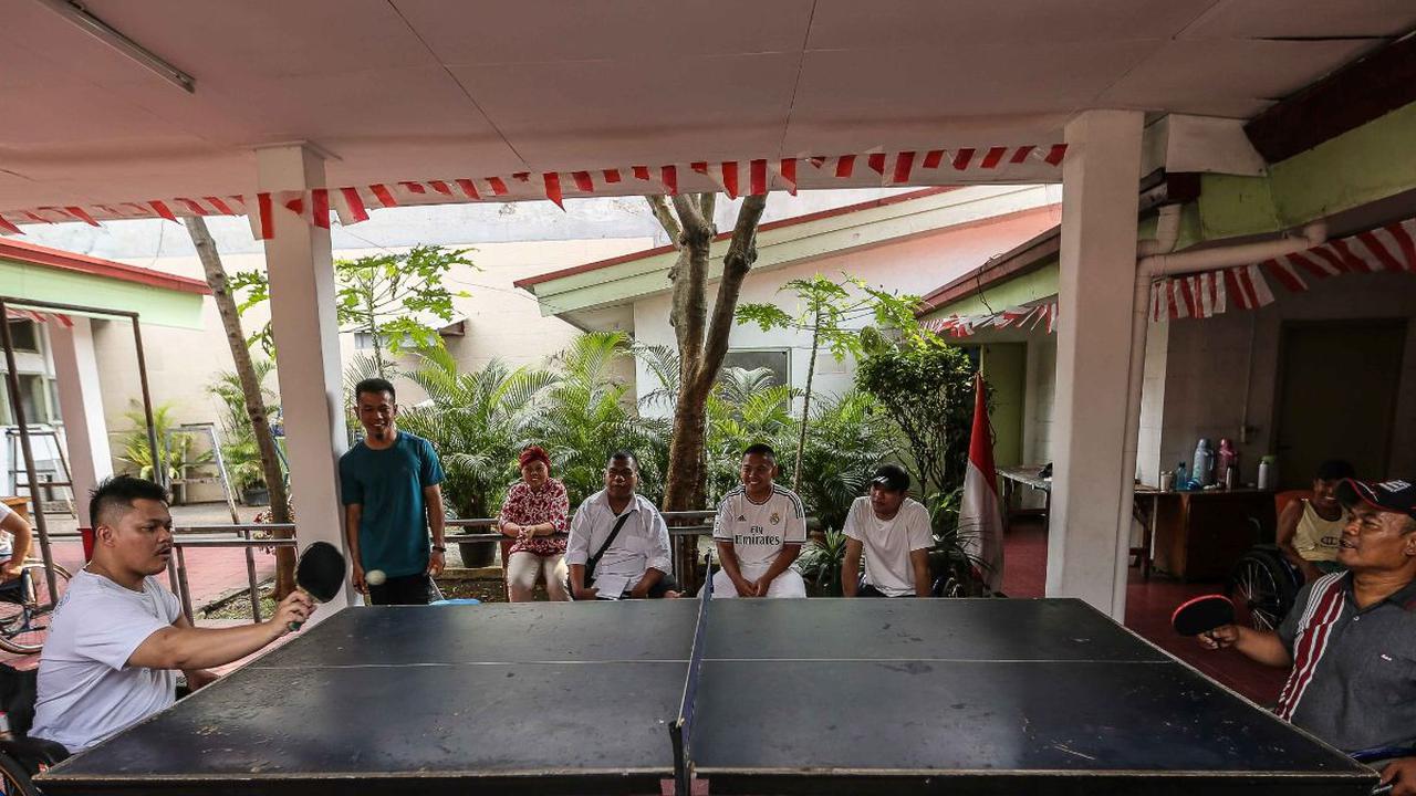 Penyandang disabilitas mengikuti lomba tenis meja dalam rangka perayaan Hari Ulang Tahun (HUT) ke-78 Republik Indonesia (RI) di Wisma Cheshire, Cilandak, Jakarta, Kamis (17/8/2023).