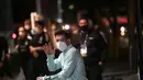 Penyerang Argentina,Lionel Messi melambai kepada para penggemar saat ia tiba di sebuah hotel setelah pelatihan jelang pertandingan final Copa America melawan Brasil di Rio de Janeiro, Brasil, Jumat (9/10/2021).  (AP Photo/Bruna Prado)