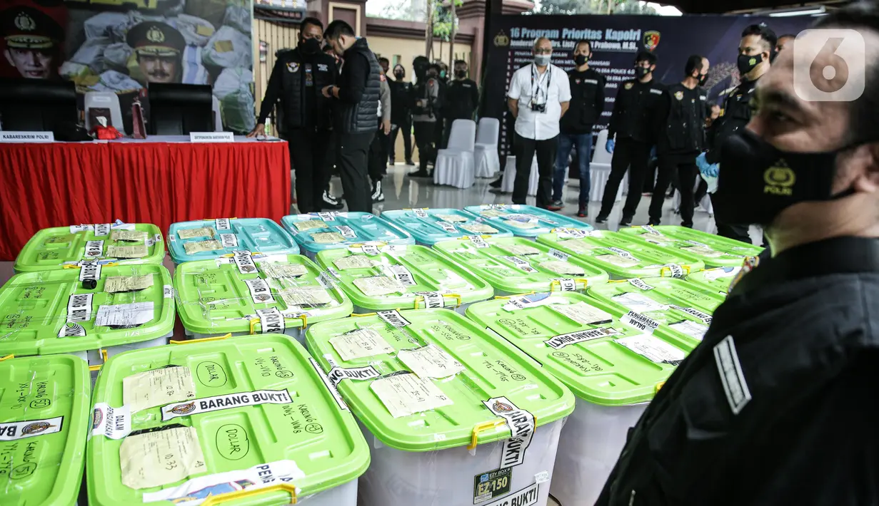Barang bukti sabu diperlihatkan saat konferensi pers di Lapangan Bhayangkara Mabes Polri, Jakarta, Rabu (28/4/2021). Barang bukti sebanyak itu didapatkan dari penindakan dari sejumlah tempat. Dalam kasus ini, Satgas Polri menangkap total 18 tersangka, terdiri dari 17 WNI dan 1 WN Nigeria. (Liputan6.