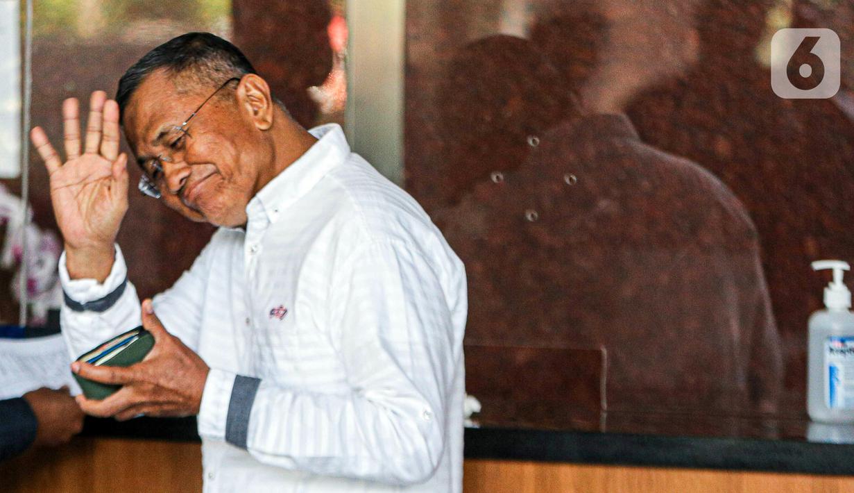 Ekspresi mantan Menteri Badan Usaha Milik Negara (BUMN) Dahlan Iskan saat tiba untuk menjalani pemeriksaan di Gedung Merah Putih KPK, Jakarta, Kamis (14/9/2023). Dahlan Iskan diperiksa terkait kasus dugaan rasuah pengadaan gas alam cair atau liquefied natural gas (LNG) di PT Pertamina (Persero) pada 2011-2021. (Liputan6.com/Faizal Fanani)