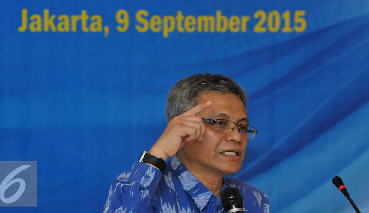 Wakil Ketua Umum DPP PAN, Didik J Rachbini saat menjadi pembicara dalam diskusi yang bertajuk "Krisis Ekonomi, Pengangguran dan Solusinya (Visi Pan)" di Kantor DPP PAN, Jakarta, Rabu (9/9/2015). (Liputan6.com/Andrian M Tunay)
