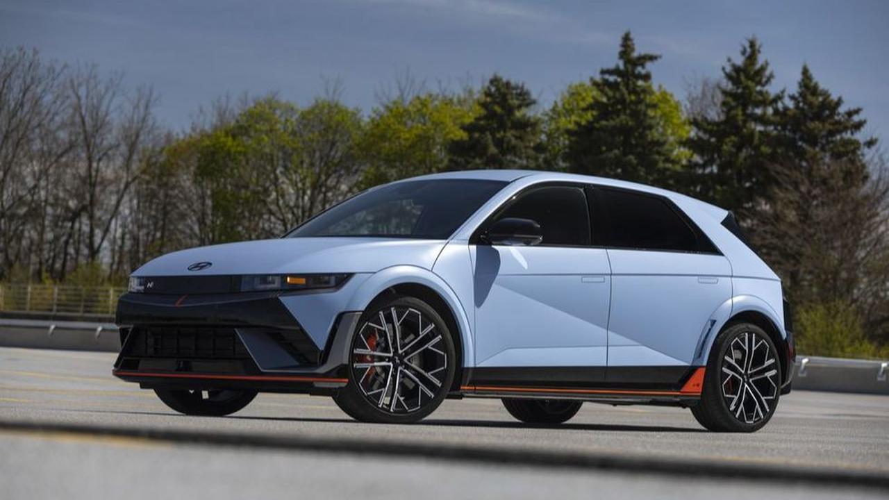 Dilengkapi dengan aerokit di seluruh bodinya, Hyundai Ioniq 5 N memiliki penampilan yang berbeda dari Ioniq 5 standar dan meningkatkan aspek aerodinamika saat melaju dengan kecepatan tinggi
