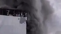 Detik-Detik 19 Karyawan Terjebak dan Bergelantungan di Atas Gedung Terra Drone yang Terbakar