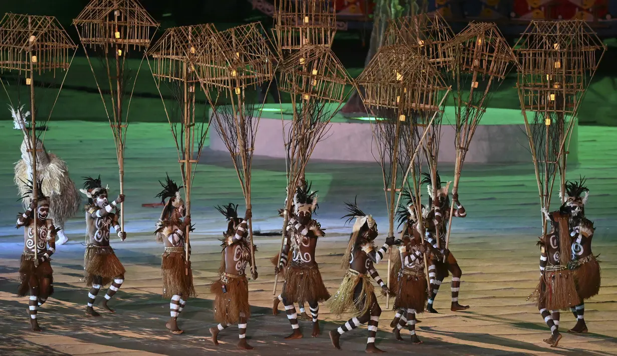 Penari dengan menggunakan baju adat khas Papua menghibur penonton saat Upacara Pembukaan PON Papua di Stadion Lukas Enembe, Kompleks Olahraga Kampung Harapan, Distrik Sentani Timur, Kabupaten Jayapura, Papua, Sabtu (2/10/2021). (ANTARA FOTO via InfoPublik/Nova Wahyudi)
