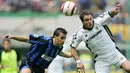 Fabio Cannavaro (kanan) mulai melejit namanya saat membela Parma. Ia bermain selama 7 musim di klub yang berjuluk Ducali Gialloblu tersebut, dari 1995 hingga 2002. Tampil sebanyak 289. Cannavaro berhasil mempersembahkan empat trofi untuk Parma, termasuk Piala UEFA 1998/99. (AFP/Carlo Baroncini)