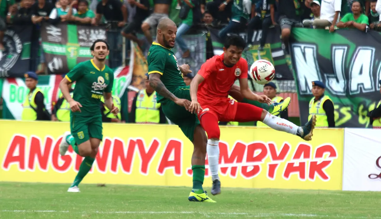 Pemain Persebaya Surabaya, David Da Silva, berebut bola dengan gelandang Persija Jakarta, Sandi Sute, pada laga final di Stadion Gelora Delta, Sidoarjo, Kamis (20/2). (Bola.com/Aditya Wany)
