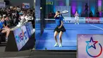 Selebritas Indonesia, Denalta Eunike berusaha memukul bola ke lawan dalam laga semifinal ganda campuran padel Turnamen Olahraga Selebriti Indonesia (TOSI) Season 4 di GOR UNJ, Jakarta, Minggu (02/11/2025). (Bola.com/Bagakara Lazuardi)