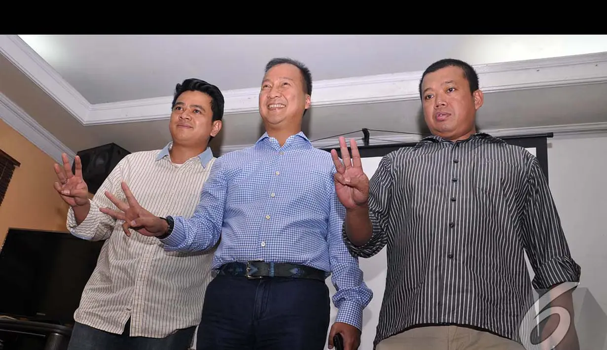 Poempida Hidayatulloh, Agus Gumiwang Kartasasmita dan Nusron Wahid pamer salam tiga jari (Liputan6.com/Miftahul Hayat)