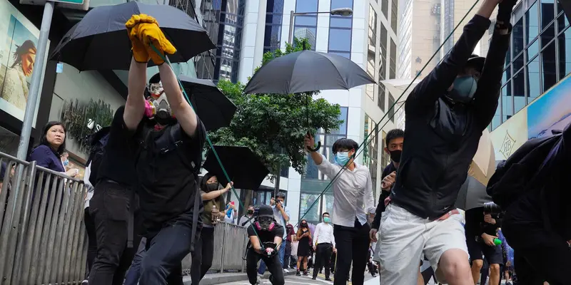 Deretan Senjata Para Demonstran Hong Kong