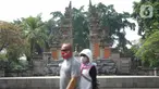 Wisatawan mengunjungi anjungan Provinsi Bali di Taman Mini Indonesia Indah (TMII), Jakarta, Minggu (21/6/2020). Setelah tidak beroperasi akibat pandemi, pengelola membuka kembali TMII dengan menerapkan protokol kesehatan pencegahan COVID-19 dan pembatasan pengunjung. (Liputan6.com/Immanuel Antonius)