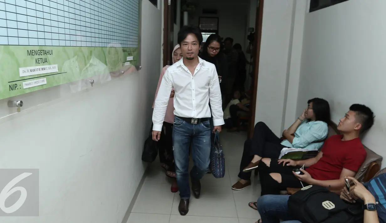 Shogo Sakuramoto, suami dari penyanyi Prastiwi Dwiarti atau Tiwi usai mengikuti sidang perceraian di Pengadilan Agama Tigaraksa, Tangerang, Rabu (22/3). Shogo tak banyak komentar soal alasan Tiwi menggugatnya cerai. (Liputan6.com/Herman Zakharia)