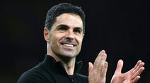 Pelatih Arsenal, Mikel Arteta, tampak bahagia setelah anak asuhnya berhasil meraih kemenangan penting saat menjamu Burnley dalam lanjutan Premier League di Emirates Stadium, Selasa (19/5/2026). (AFP/Glyn Kirk)