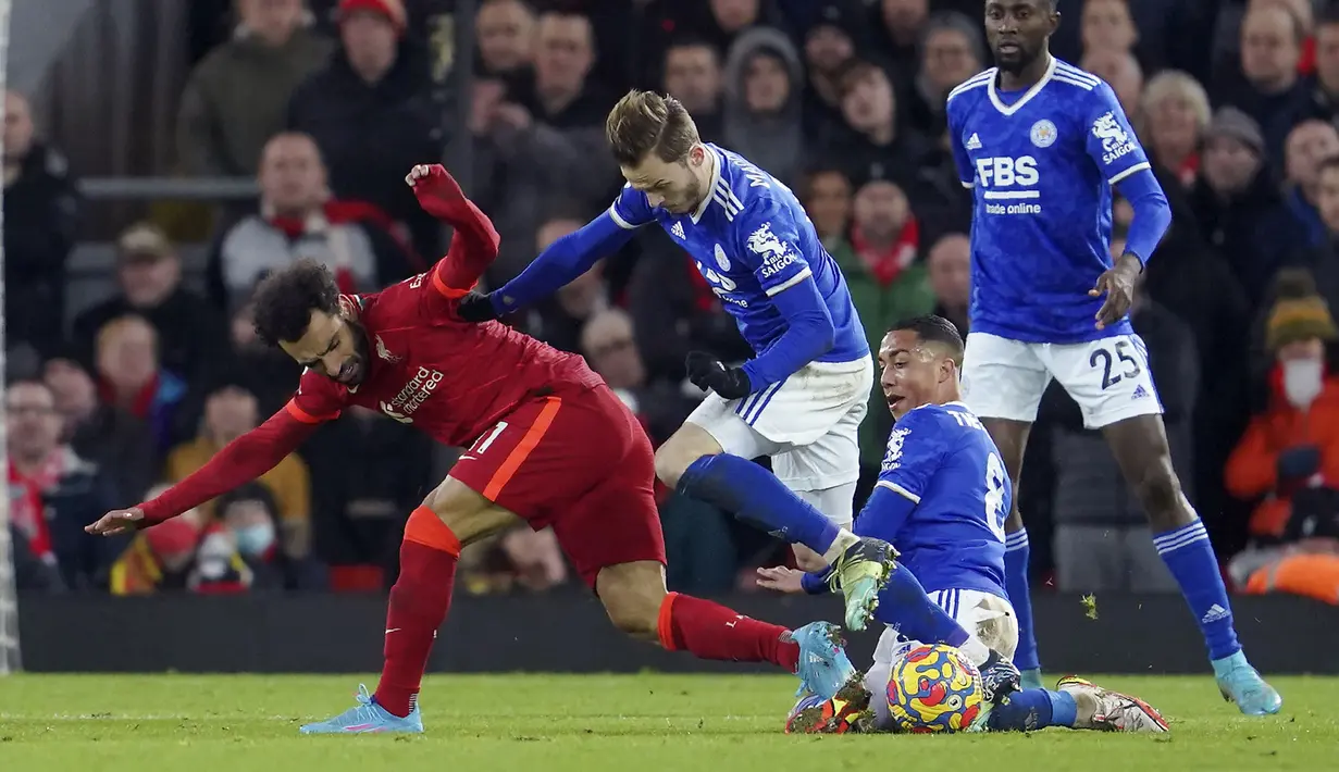 Unggul satu angka, Liverpool terus perlihatkan agresifitasnya di babak kedua. The Reds juga menurunkan pemain andalan mereka, Mohamed Salah yang baru pulang dari Piala Afrika 2021. (AP/Jon Super)
