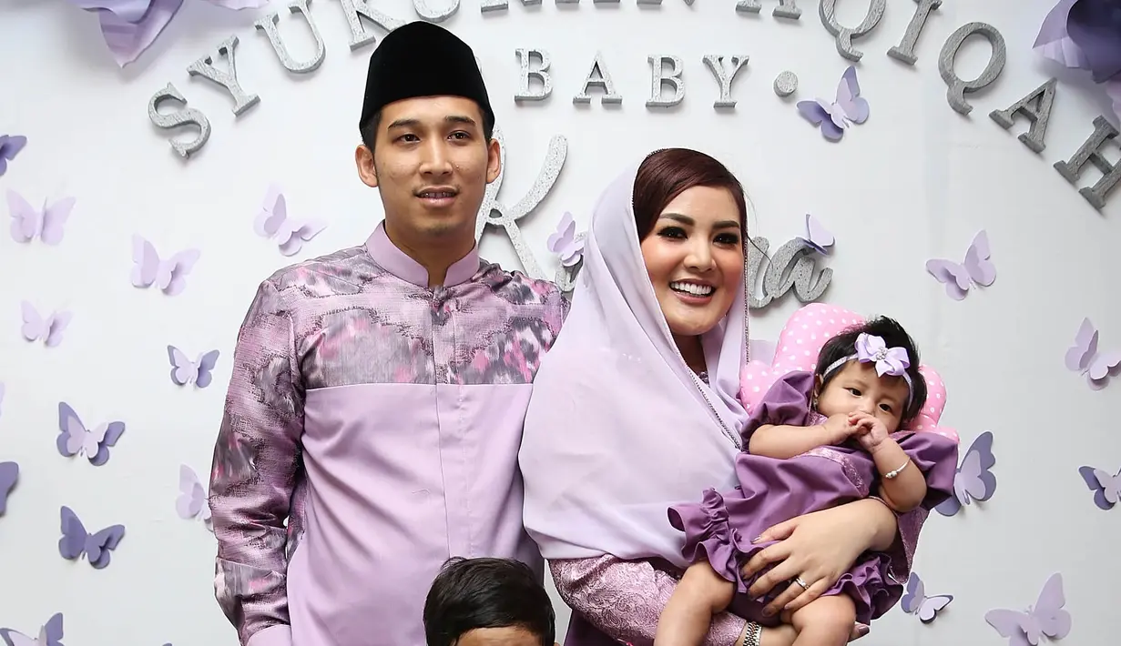 Alasan menggelar acara aqiqah d rumah, Nindy beranggapan akan lebih mudah dibandingkan diadakan di luar rumah seperti gedung. Selain itu diadakan di rumah tidak akan membuat repot ketika butuh sesuatu. (Bambang E. Ros/Bintang.com)