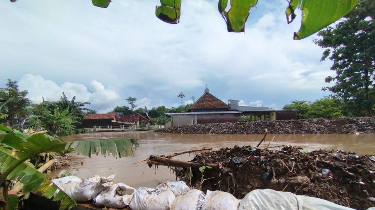 Warga Golantepus Kudus Gotong Royong Tangani Tanggul Jebol, Ribuan Rumah Terdampak Banjir