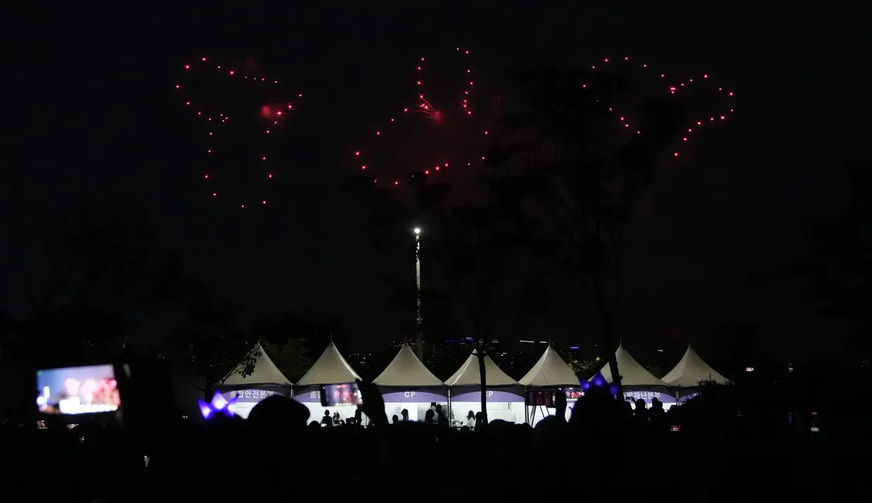 Pada tanggal 17 Juni pukul 20:30 KST, BTS merayakan hari jadi debut ke-10 mereka dengan pertunjukan kembang api selama 30 menit. (AP Photo/Lee ​​Jin-man)