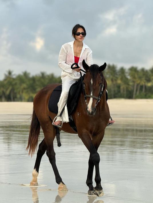 <p>Penampilan Pevita Pearce saat menunggang kuda terlihat kece. Lewat pakaian bernuansa putih, Pevita tampil anggun menunggangi kuda bernama Kayu. (Liputan6.com/IG/@pevpearce)</p>