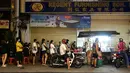 Pelanggan menunggu untuk membeli makanan di warung jajanan populer di Penang (1/8/2020). Malaysia tengah memperingatkan gelombang kedua virus corona COVID-19. (AFP Photo/Goh Chai Hin)
