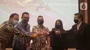 Direktur Independen PT Kapuas Prima Coal Tbk (ZINC) Padil Noor, Direktur Hendra Susanto William, Direktur Utama Harjanto Widjaja, Direktur Evelyne Kioe dan Notaris Satria Amiputra, berbincang usai RUPSLB di Jakarta, Jumat (09/06/2021). (Liputan6.com/HO/ZINC)