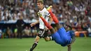 Pemain Prancis, Samuel Umtiti (kanan) saat berebut bola dengan pemain Jerman, Thomas Mueller pada semifinal piala Eropa 2016 di Stade Velodrome, Marseille, (7/7/2016). (AFP/Bertrand Langlois)