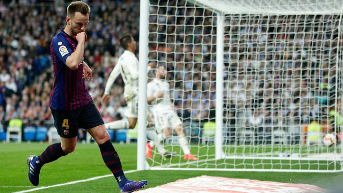 Gelandang Barcelona, Ivan Rakitic berselebrasi usai mencetak gol ke gawang Real Madrid selama pertandingan lanjutan La Liga Spanyol di Santiago Bernabeu, Madrid (2/3). Barcelona menang tipis atas Real Madrid 1-0. (AP Photo/Manu Fernandez)