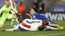 Striker Crystal Palace, Christian Benteke (kiri) dan bek Leicester City, Jonny Evans terjatuh saat perebutan bola dalam laga lanjutan Liga Inggris 2020/2021 pekan ke-33 di King Power Stadium, Leicester, Senin (26/4/2021). Crystal Palace kalah 1-2 dari Leicester. (AP/Andrew Boyers/Pool)