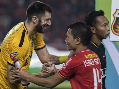 Bek Bhayangkara FC, Vladimir Vujovic, bersalaman dengan bek Persija Jakarta, Ismed Sofyan, sebelum laga Liga 1 di SUGBK, Jakarta, Jumat (23/3/2018). Hal ini menarik karena keduanya sempat terlibat konflik. (Bola.com/Vitalis Yogi Trisna)