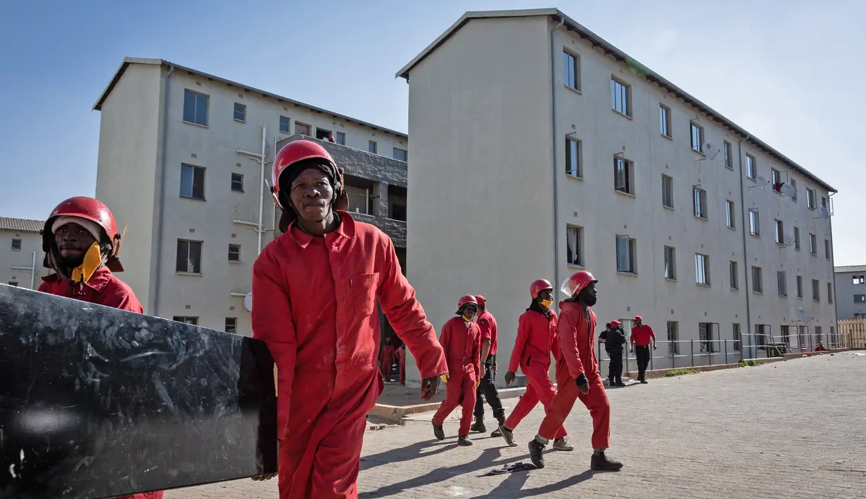 Staf perusahaan jasa pindahan Red Ants terlihat di lokasi kerja, Johannesburg, Afrika Selatan, 25 Agustus 2020. Pesanan bisnis Red Ants kembali pulih setelah Afrika Selatan melonggarkan karantina wilayah (lockdown) COVID-19 dari level tiga ke level dua pada 18 Agustus lalu. (Xinhua/Yeshiel)