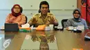 Anggota DPR Fraksi PDIP, Adian Napitupulu (tengah) menuntut dilakukannya revisi UU No 22/2009 menyusul lambatnya pemerintah dalam mengantisipasi perkembangan sistem transportasi berbasis online, Jakarta, Rabu (23/3/2016). (Liputan6.com/Johan Tallo)