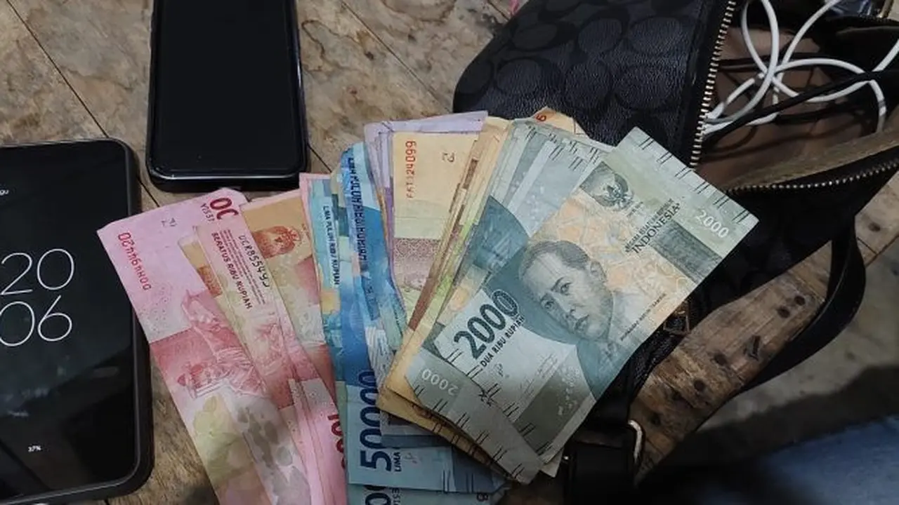 Sejumlah barang bukti dari tangan pelaku penjualan chips judi togel online (Istimewa)