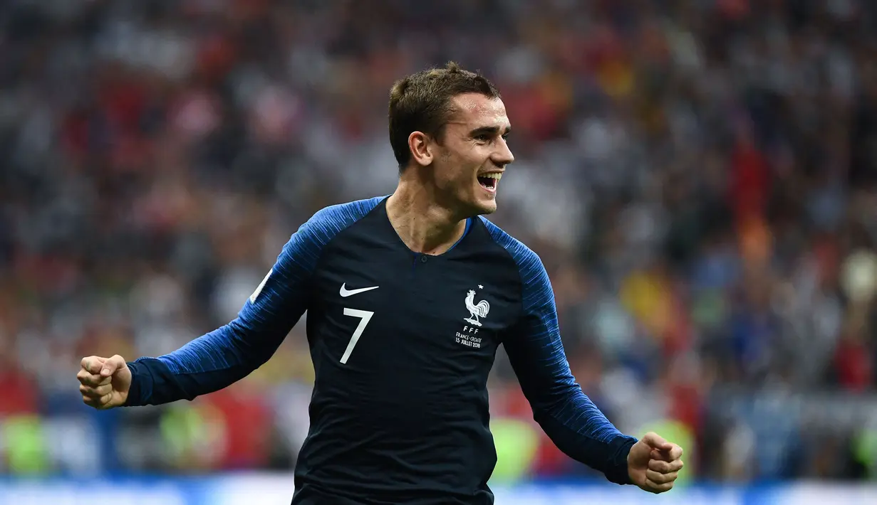 Prancis kembali unggul pada menit ke-38. Les Bleus mendapatkan hadiah tendangan penalti setelah Persisic terbukti handball setelah wasit meninjau VAR. Antoine Griezmann yang ditunjuk sebagai algojo sukses melakukan tugasnya. Skor 2-1 bertahan hingga turun minum. (AFP/Franck Fife)