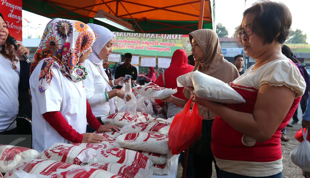 Warga berbelanja saat Operasi pasar Murah, Jakarta, Minggu (12/6). Operasi pasar murah tersebut digelar untuk menstabilkan harga kebutuhan pokok di bulan Ramadan (Liputan6.com/Angga Yuniar)