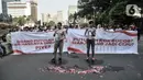 Massa yang tergabung dalam KOMRAD Pancasila melakukan teatrikal saat menggelar aksi di kawasan Patung Kuda, Monas, Jakarta, Rabu (31/5/2023). (merdeka.com/Iqbal S. Nugroho)