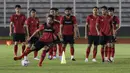 Pemain Timnas Indonesia, Andy Setyo, menendang bola saat sesi latihan di Stadion Madya, Jakarta, Senin, (17/2/2020). Latihan tersebut untuk persiapan laga Kualifikasi Piala Dunia 2022 zona Asia. (Bola.com/M Iqbal Ichsan)