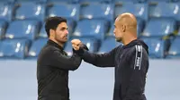 Manajer Arsenal, Mikel Arteta (kiri) dan manajer Manchester City, Pep Guardiola. (AFP/Peter Powell)