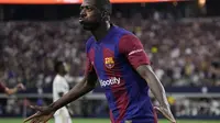 Pemain Barcelona Ousmane Dembele berselbrasi setelah mencetak gol ke gawang Real Madrid pada pertandingan persahabatan pramusim di&nbsp;AT&amp;T Stadium, Texas, Minggu, 30 Juli 2023. (Sam Hodde/Getty Images/AFP)