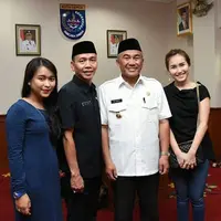 Ayu Ting Ting bersama ayah dan adiknya foto bersama dengan Wali Kota Depok (Instagram/@mom_ayting92_)
