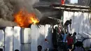 Sebuah pos militer Israel dibakar demonstran usai pemakaman tiga warga Palestina yang tewas pasca bentrokan dengan militer Israel di Beit Ommar, utara kota Hebron, (25/7/2014). (REUTERS/Mussa Qawasma)