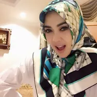Syahrini berpose saat mengenakan hijab. (Instagram @princessyahrini)