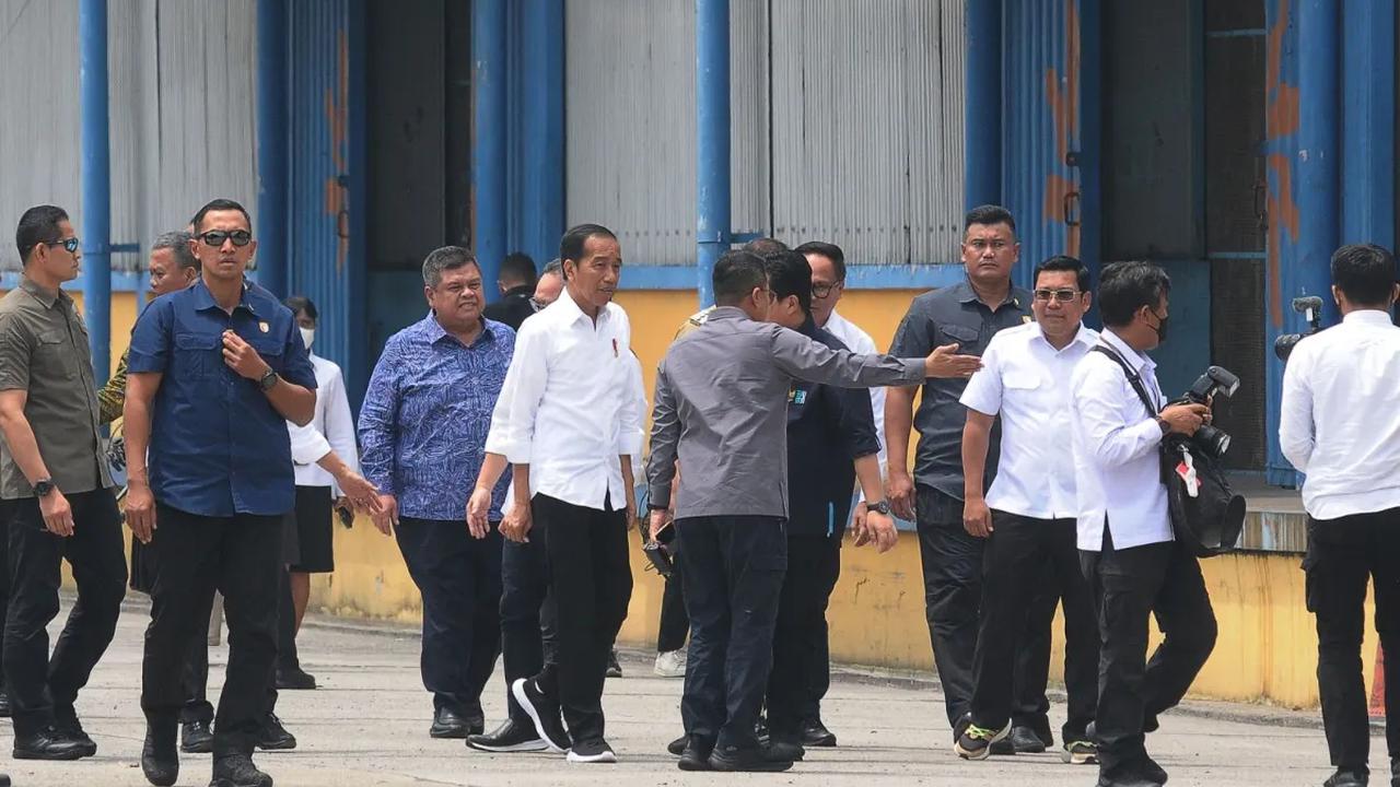 Presiden Joko Widodo (Jokowi) mengungkapkan masalah pangan dalam negeri masih terjadi. Menurut Jokowi, faktor perang di luar negeri dan pertambahan jumlah penduduk.