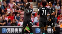 Winger Liverpool Sadio Mane (kiri) merayakan gol ke gawang Southampton pada partai Liga Inggris di St Mary's Stadium, Sabtu (17/8/2019). (Twitter LFC)