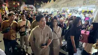 Kaesang didampingi istrinya Erina Gudono blusukan di Night Market Ngarsoputo, Solo pada Sabtu (20/7) malam.(Liputan6.com/Fajar Abrori