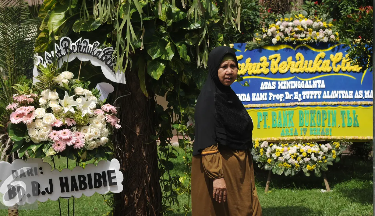 Karangan bunga duka cita dari Presiden ke-3 RI, BJ Habibie terpampang di halaman rumah duka mantan Menteri Pemberdayaan Perempuan Tuty Alawiyah di Bekasi, Rabu (4/5/2016). Tuty Alawiyahwafat di usia 74 tahun. (Liputan6.com/Helmi Fithriansyah)