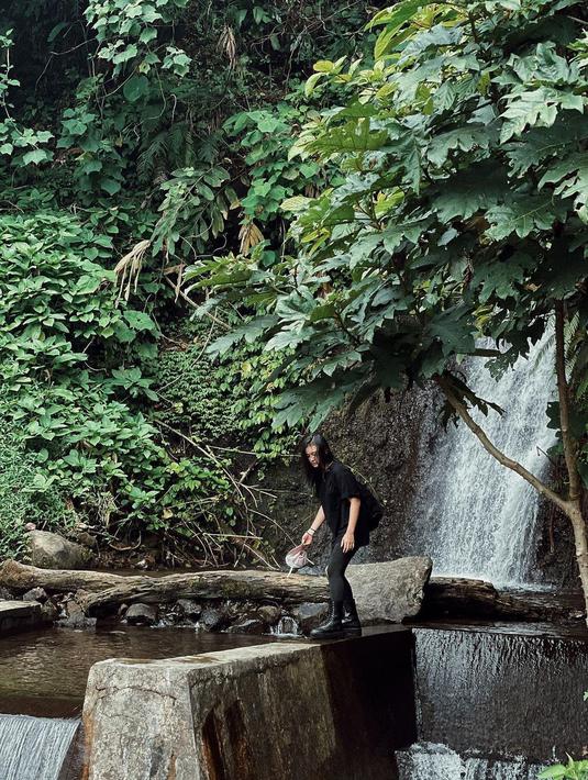 Tak hanya foto saat bermain air, artis yang telah aktif di industri hiburan tahun 2018 juga kerap unggah foto candid yang curi perhatian. Tampil serba hitam dengan rambut yang dibiarkan digerai, pesona Liyan Zef tetap terpancar. Kenakan kaus dengan celana jeans dan boots warna senada, bintang sinetron Dari Jendela SMP ini memang dikenal dengan penampilannya yang tomboi. (Liputan6.com/IG/@liyanzef)