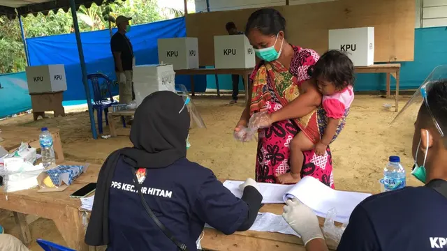 Perempuan orang rimba atau suku anak dalam di pedalaman Jambi saat bersiap menyalurkan hak pilihnya dalam Pilkada 2020.
