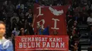 Suporter tim bulutangkis Indonesia membentangkan spanduk saat menyaksikan laga BCA Indonesia Open 2016 di Istora Senayan Jakarta, Rabu (1/6/2016). BCA Indonesia Open 2016 akan berlangsung hingga Minggu (5/6). (Liputan6.com/Helmi Fithriansyah)